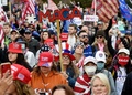 米首都ワシントンの連邦最高裁判所前で、大統領選の結果に抗議するドナルド・トランプ大統領の支持者ら（2020年12月12日撮影）。(c)Olivier DOULIERY / AFP