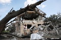 ウクライナ・キーウ州で、ミサイル攻撃で破壊された住宅（2023年8月27日撮影）。(c)Anatolii STEPANOV / AFP