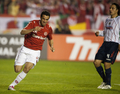 サッカーリベルタドーレス杯2010（Copa Libertadores de America 2010）は18日、決勝の第2戦がブラジルのポルトアレグレ（Porto Alegre）で行われ、インテルナシオナウ（Internacional、ブラジル）がCDグアダラハラ（Club Deportivo Guadalajara、メキシコ）を3-2で下し、2試合合計5-3で2度目の優勝を果たした。写真は後半30分に逆転ゴールを決めて喜ぶインテルナシオナウのレアンドロ・ダミアン（Leandro Damiao da Silva dos Santos、左）。(2010年8月18日撮影）(c)AFP/ANTONIO SCORZA