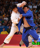 ロンドン五輪は1日、エクセル（ExCeL London）で柔道男子90キロ級準々決勝が行われ、日本の西山将士（Masashi Nishiyama）は韓国の宋大男（Song Dae-Nam、ソン・デナム）に敗れ、準々決勝で敗退した。

韓国の宋大男（右）と対戦する日本の西山将士（2012年8月1日撮影）。(c)AFP/JOHANNES EISELE