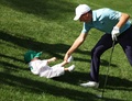 男子ゴルフのメジャー第1戦、第87回マスターズ・トーナメントのパー3コンテストに息子と参加するジョーダン・スピース（2023年4月5日撮影）。(c)Patrick Smith/Getty Images/AFP