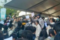 中国・北京の清華大学で、新型コロナウイルスを封じ込める厳格な「ゼロコロナ」政策に抗議する学生たち（2022年11月27日撮影）。(c)AFPTV / AFP