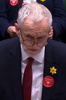 英下院で、ホンダ従業員らを支持するバッジを胸に着けて党首討論（PMQ、クエスチョンタイム）に臨む野党・労働党のジェレミー・コービン党首。英議会が公開した動画より（2019年3月6日撮影）。(c)AFP PHOTO / PRU