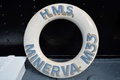 英南部ポーツマスにある乾ドックで、修復作業を受ける軍艦「HMS M33 ミナーバ」に備えられた救命用浮輪（2015年4月16日撮影）。(c)AFP/GLYN KIRK