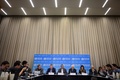 スイス・ジュネーブで記者会見した世界保健機関（WHO）のテドロス・アダノム・ゲブレイェスス事務局長（中央）ら（2020年1月30日撮影）。(c)FABRICE COFFRINI / AFP