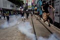 香港で、民主派のデモに向けて発射された催涙弾（2020年5月24日撮影）。(c)ISAAC LAWRENCE / AFP