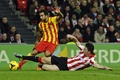 13-14スペイン1部リーグ第15節、アスレティック・ビルバオ（Athletic Bilbao）対FCバルセロナ（FC Barcelona）。FCバルセロナのマルティン・モントーヤ（Martin Montoya、左）にタックルを仕掛けるアスレティック・ビルバオのアイメリック・ラポルト（Aymeric Laporte、2013年12月1日撮影）。(c)AFP/RAFA RIVAS