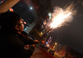 中国各地では春節（旧正月、Lunar New Year）前日の9日夜から10日未明にかけて、へび年の訪れを祝う花火や爆竹が響き渡った。

写真は北朝鮮国境に近い遼寧省（Liaoning）丹東（Dantong）市内で花火を打ち上げる男性（2013年2月9日撮影）。(c)AFP/Mark RALSTON