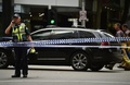 豪メルボルンのバークストリートで、現場を封鎖する警察官（2017年1月20日撮影）。(c)AFP/PETER PARKS