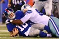 NFLは5日、米ニュージャージー（New Jersey）州イーストラザフォード（East Rutherford）で2012年シーズンが開幕し、ダラス・カウボーイズ（Dallas Cowboys）が24-17で11シーズン王者のニューヨーク・ジャイアンツ（New York Giants）を下した。

ダラス・カウボーイズのジェイソン・ ハッチャー（Jason Hatcher）にサックされるニューヨーク・ジャイアンツのQBイーライ・マニング（Eli Manning、2012年9月5日撮影）。(c)AFP/Getty Images/Jeff Zelevansky