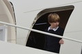米メリーランド州のアンドリューズ空軍基地に到着したドナルド・トランプ次期大統領の息子のバロン君（2017年1月19日撮影）。(c)AFP/MANDEL NGAN