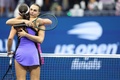 全米オープンテニス、女子シングルス決勝。試合を終え、ジェシカ・ペグラ（手前）と抱き合うアリーナ・サバレンカ（2024年9月7日撮影）。(c)CHARLY TRIBALLEAU/AFP