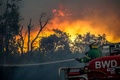 オーストラリア・マーガレットリバー近郊で山火事の消火に当たる消防隊。消防当局提供（2021年12月8日撮影、同10日入手）。(c)AFP PHOTO / SEAN BLOCKSIDGE / WESTERN AUSTRALIA DEPARTMENT OF FIRE AND EMERGENCY SERVICES