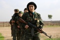 トルコ国境に近いシリアの町カタニヤで、ISと戦うシリア語系キリスト教徒の女性民兵組織、「二つの川の間の土地を守る女性防衛部隊」の訓練キャンプに参加するメンバーたち（2015年12月1日撮影）。(c)AFP/DELIL SOULEIMAN