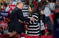 米ウィスコンシン州グリーンベイでの集会で、ドナルド・トランプ大統領（左）と抱き合うサラ・サンダース大統領報道官（2019年4月27日撮影、資料写真）。(c)SAUL LOEB / AFP