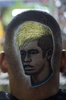 ブラジル・リオデジャネイロ（Rio de Janeiro）の理髪店で、後頭部にサッカー男子ブラジル代表のネイマール（Neymar da Silva Santos Junior）選手の肖像を施してもらった男性（2014年6月27日撮影）。(c)AFP/YASUYOSHI CHIBA
