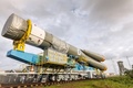 フランス領ギアナのクールーにある宇宙基地「ギアナ宇宙センター）」で、アセンブリー施設から発射台へと移されるソユーズロケット（2015年3月24日撮影）。(c)AFP/JODY AMIET
