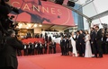 第70回カンヌ国際映画祭で、『オクジャ』の上映会に到着した（左から）俳優のピョン・ヒボン、ジャンカルロ・エスポジート、アン・ソヒョン、スティーヴン・ユァン、ティルダ・スウィントン、監督のポン・ジュノ氏、俳優のポール・ダノ、リリー・コリンズ、ジェイク・ギレンホール、デヴォン・ボスティック（2017年5月19日撮影）。(c)AFP/Anne-Christine POUJOULAT