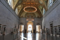 米ミシガン（Michigan）州デトロイト（Detroit）市にあるデトロイト美術館（Detroit Institute of Arts）の中を歩く人（2013年10月2日撮影）。(c)AFP/MIRA OBERMAN