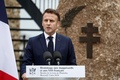 仏北西部プリュムレックで行われた、ノルマンディー上陸作戦から80年を記念した式典で演説するエマニュエル・マクロン大統領（2024年6月5日撮影）。(c)Benoit Tessier / POOL / AFP