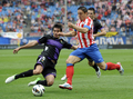 12-13スペイン1部リーグは23日、第5節の試合が各地で行われ、アトレティコ・マドリード（Atletico de Madrid）は2-1でレアル・バジャドリード（Real Valladolid）に勝利した。

レアル・バジャドリードのエンリケ・セレーノ（Henrique Sereno、左）のタックルを受けるアトレティコ・マドリードのクリスチャン・ロドリゲス（Cristian Rodriguez、2012年9月23日撮影）。(c)AFP/DOMINIQUE FAGET