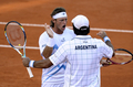 男子テニス、国別対抗戦のデビスカップ（Davis Cup 2012）は6日、ワールドグループ準々決勝が各地で行われ、アルゼンチンはクロアチアとの通算成績を2勝1敗とした。

アルゼンチンのダビド・ナルバンディアン（David Nalbandian）/エドゥアルド・シュワンク（Eduardo Schwank）組は3-6、7-6、6-3、6-7、8-6でクロアチアのマリン・チリッチ（Marin Cilic）/イボ・カルロビッチ（Ivo Karlovic）組に勝利した。

勝利を決め、エドゥアルド・シュワンク（右）と喜ぶダビド・ナルバンディアン（2012年4月7日撮影）。(c)AFP/ALEJANDRO PAGNI