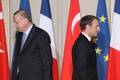 トルコのレジェプ・タイップ・エルドアン大統領（左）とフランスのエマニュエル・マクロン大統領。仏パリで（2018年1月5日撮影、資料写真）。(c)LUDOVIC MARIN / POOL / AFP 