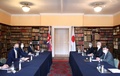 英ロンドンで、ドミニク・ラーブ英外相（左端）と会談した茂木敏充外相（右端、2021年5月3日撮影）。(c)TOM NICHOLSON / POOL / AFP