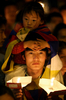 2008年3月16日、インド北部ダラムサラ（Dharamsala）のダライ・ラマ公邸で、チベットの騒乱にあたってキャンドルサービスを行うチベット人活動家ら。(c)AFP/Manan VATSYAYANA