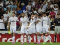 サッカー欧州チャンピオンズリーグ2014-15（UEFA Champions League 2014-15）グループB第1節、レアル・マドリード（Real Madrid）対FCバーゼル（FC Basel）。ハメス・ロドリゲス（James Rodriguez、右から2人目）が決めたチーム4得点目を喜ぶレアル・マドリードの選手（2014年9月16日撮影）。(c)AFP/PIERRE-PHILIPPE MARCOU