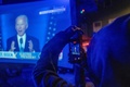 米ルイジアナ州ニューオリンズで、次期大統領ジョー・バイデン氏の演説を聞く支持者（2020年11月7日撮影）。(c)Emily Kask / AFP