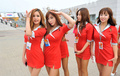 韓国・霊岩（Yeongam）で行われた、12F1第16戦韓国GP（Korean Grand Prix 2012）のレースクイーンたち（2012年10月14日撮影）。(c)AFP/JUNG YEON-JE