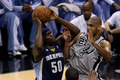 12-13NBAは19日、ウェスタンカンファレンス決勝（7回戦制）の第1戦が行われ、サンアントニオ・スパーズ（San Antonio Spurs）が105-83でメンフィス・グリズリーズ（Memphis Grizzlies）に先勝した。

サンアントニオ・スパーズのティム・ダンカン（Tim Duncan、右）を前にシュートを狙うメンフィス・グリズリーズのザック・ランドルフ（Zach Randolph、2013年5月19日撮影）。(c)AFP/Getty Images/Stephen Dunn