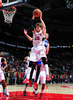 14-15NBA、アトランタ・ホークス対フィラデルフィア・セブンティシクサーズ。リバウンドをつかむアトランタ・ホークスのカイル・コーバー（手前、2015年1月31日撮影）。(c)AFP/Getty Images/NBAE/Scott Cunningham