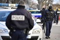 受刑者を護送中の車が襲われたフランス南部タラスコンの裁判所前に出動した警察官ら（2019年1月28日撮影）。(c)GERARD JULIEN / AFP