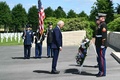 仏北部ベローのエーヌマルヌ米国人墓地で哀悼の意を表すジョー・バイデン米大統領（2024年6月9日撮影）。(c)SAUL LOEB / AFP