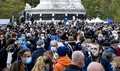フランス・パリで、殺害された歴史教師のサミュエル・パティさんを追悼するため集まった人々（2020年10月18日撮影）。(c)Bertrand GUAY / AFP