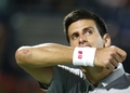 ドバイ・テニス選手権（Dubai Duty Free Tennis Championships 2014）、男子シングルス準決勝。ポイントを奪われ落胆した様子をみせるノバク・ジョコビッチ（Novak Djokovic、2014年2月28日撮影）。(c)AFP/KARIM SAHIB