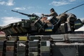ウクライナ東部で戦車に乗り込んだ同国軍兵士（2022年5月12日撮影）。(c)Yasuyoshi CHIBA / AFP