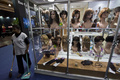 南米ブラジル・サンパウロ（Sao Paulo）で開催されたヘアメークや化粧品の見本市「ビューティー・フェア2013（Beauty Fair）」で展示されるかつら（2013年9月10日撮影）。(c)AFP/NELSON ALMEIDA