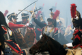 フランス皇帝ナポレオン（Napoleon）の遠征軍と帝政ロシア軍が激戦を繰り広げた1812年の「ボロジノの戦い」から今年で200年となることを記念し、モスクワ（Moscow）西方のボロジノ（Borodino）で2日、戦いを再現するイベントが行われた。

　当時の軍服や刀剣などを用いて戦いを忠実に再現したイベントには、ロシア政府が110万ドル（約8700万円）を出資。フランス側1550人、ロシア側1450人の兵士を演じる計3000人が参加。ジスカール・デスタン（Giscard d&apos;Estaing）仏元大統領と、ウラジーミル・プーチン（Vladimir Putin）露大統領も「観戦」に訪れた。これに先立ち、プーチン大統領の補佐官は「ボロジノの戦い」再現イベントを「若者の愛国教育」を広めるために活用したいと述べた。

　1812年9月7日の「ボロジノの戦い」は合戦では勝利しながら、戦争には負けた戦将の際立った例だ。

　ボロジノでは2万人のナポレオン軍が激戦の末に、兵力の多い4万5000人の露軍を破った。しかし痛手が大きかったため、ナポレオンはモスクワに進軍を開始する前に回復期間を置くことにした。この時にナポレオンはおそらく、敵方のクトゥーゾフ将軍が戦闘の翌日に一時撤退したことを知らなかったとされる。この休息の決断が、ナポレオンにとって致命的な誤算だった。

　帝政ロシア軍は兵力の半分を失っていたが、近くの村落で体制を立て直す時間ができ、戦術を練った。ナポレオン軍が入城したモスクワは、市民は脱出しもぬけの殻で、そこに焦土戦術が追い打ちをかけた。士気を失ったナポレオン軍は退却を余儀なくされた（2012年9月2日撮影）。(c)AFP/Kirill Kudryavtsev