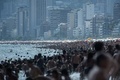 ブラジル・リオデジャネイロ（Rio de Janeiro）で、暑さをしのごうとイパネマ（Ipanema）ビーチに詰めかけた人々（2014年1月4日撮影）。(c)AFP/YASUYOSHI CHIBA