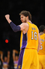 11-12NBAは12日、プレーオフ1回戦（7回戦制）が行われ、ロサンゼルス・レイカーズ（Los Angeles Lakers）は96-87でデンバー・ナゲッツ（Denver Nuggets）との第7戦を制し、対戦成績を4勝3敗としてウエスタンカンファレンス準決勝に進出した。

ガッツポーズを見せるレイカーズのパウ・ガソル（Pau Gasol、2012年5月12日撮影）。(c)AFP/Getty Images/NBAE/Noah Graham