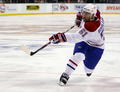 ショットを放つカナディアンズのフランシス・ブーヤ（%%Francis Bouillon%%）。（2008年4月19日撮影）(c)AFP/Getty Images/Elsa
