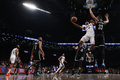 22-23NBAプレーオフ、イースタンカンファレンス1回戦（7回戦制）、ブルックリン・ネッツ対フィラデルフィア・セブンティシクサーズ。得点を狙うフィラデルフィア・セブンティシクサーズのタイリース・マキシー（右から2人目、2023年4月22日撮影）。(c)Sarah Stier/Getty ImagesAFP