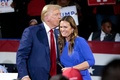 米ミシガン州フリントで市民との対話集会に出席したドナルド・トランプ前大統領とアーカンソー州のサラ・ハッカビー・サンダース知事（2024年9月17日撮影）。(c)JEFF KOWALSKY / AFP