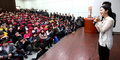 韓国のソウル大学（Seoul National University）で14日、就職フェアが開催され、同大学出身の女優、キム・テヒ（Kim Tae-Hee）が出席した（2013年3月14日撮影）。(c)STARNEWS