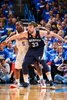 12-13NBAは5日、カンファレンス準決勝（7回戦制）が行われ、オクラホマシティ・サンダー（Oklahoma City Thunder）は93-91でメンフィス・グリズリーズ（Memphis Grizzlies）との初戦を制した。

ポジションを争うオクラホマシティ・サンダーのケンドリック・パーキンス（Kendrick Perkins、奥）とメンフィス・グリズリーズのマルク・ガソル（Marc Gasol、2013年5月5日撮影）。(c)AFP/Getty Images/NBAE/Joe Murphy