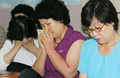 2007年7月30日、ソウル（Seoul）南部の城南（Seongnam）で、アフガニスタンで拉致された親族の安否を気遣い、涙を流す人々。(c)AFP