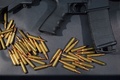 米フロリダ（Florida）州マイアミ（Miami）で撮影したロックリバーアームズ（Rock River Arms）製のAR-15ライフルと弾薬。米コネティカット州（Connecticut）ニュータウン（Newtown）の小学校で起きた乱射事件ではこれと似たブッシュマスター（Bushmaster）製AR-15が使われた（2012年12月18日撮影、資料写真）。(c)AFP/Getty Images/Joe Raedle